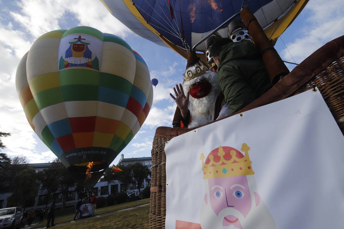 Así ha arrancado la Cabalgata aérea de los Reyes Magos de Córdoba, en imágenes
