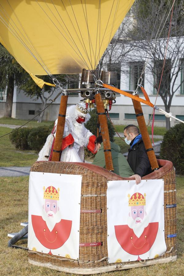 Así ha arrancado la Cabalgata aérea de los Reyes Magos de Córdoba, en imágenes