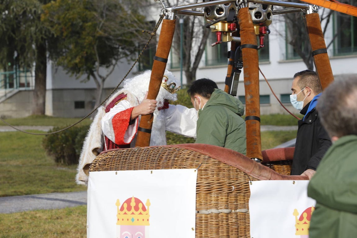 Así ha arrancado la Cabalgata aérea de los Reyes Magos de Córdoba, en imágenes