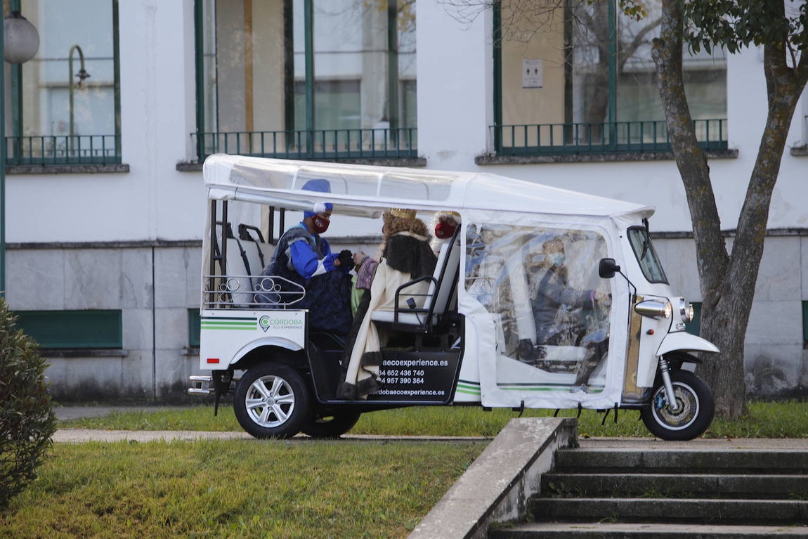 Así ha arrancado la Cabalgata aérea de los Reyes Magos de Córdoba, en imágenes
