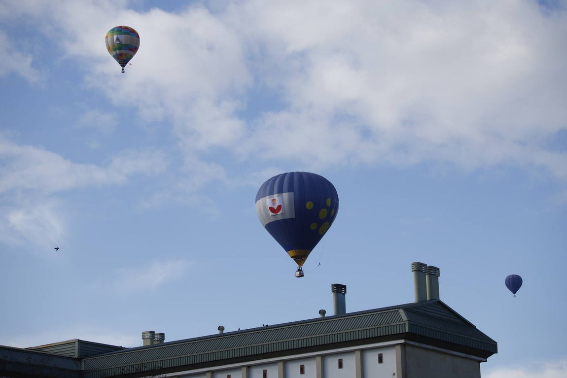 Así ha arrancado la Cabalgata aérea de los Reyes Magos de Córdoba, en imágenes