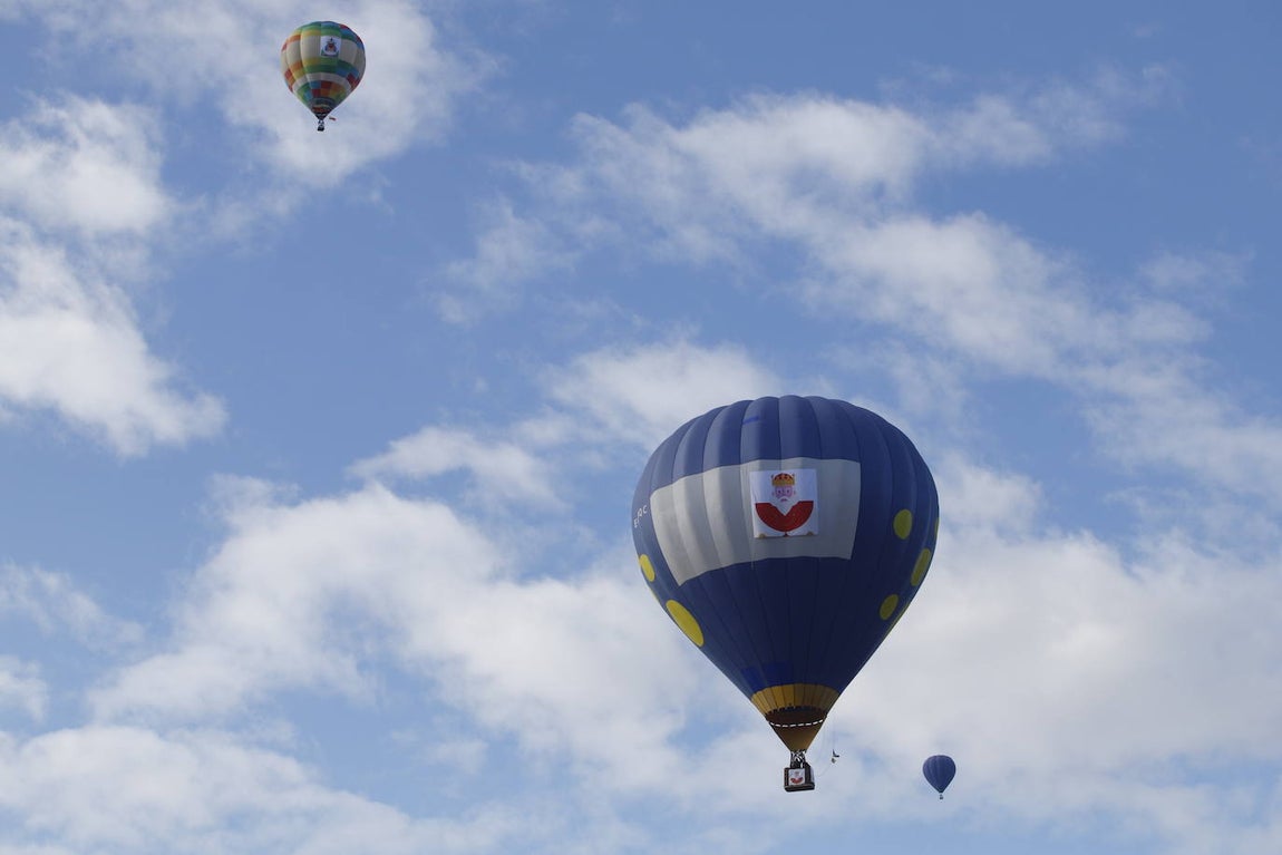 Así ha arrancado la Cabalgata aérea de los Reyes Magos de Córdoba, en imágenes