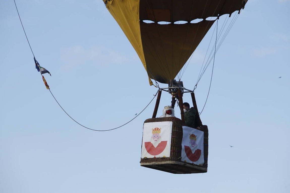 Así ha arrancado la Cabalgata aérea de los Reyes Magos de Córdoba, en imágenes
