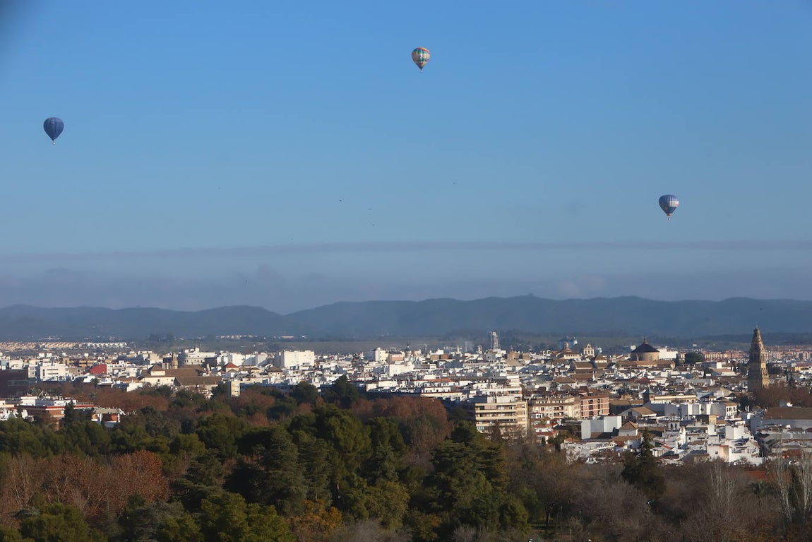 Así han sobrevolado Córdoba los Reyes Magos, en imágenes (I)