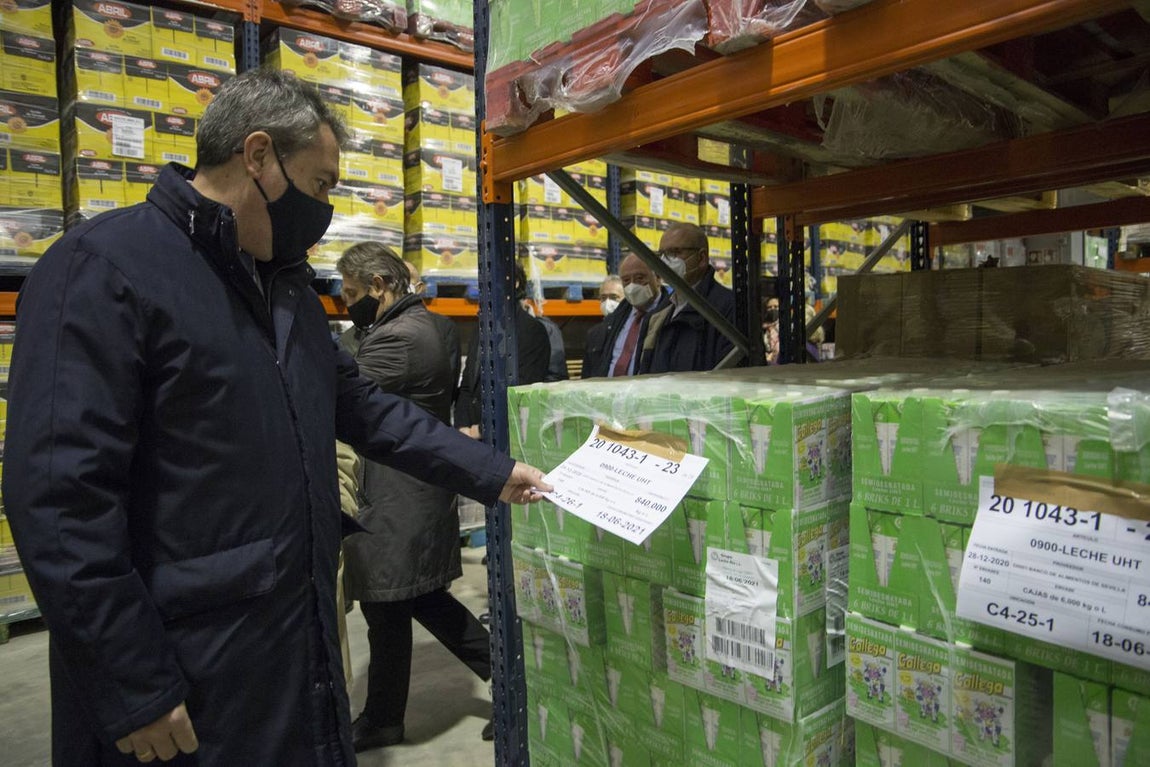El alcalde visita la nueva nave del Banco de Alimentos en Mercasevilla