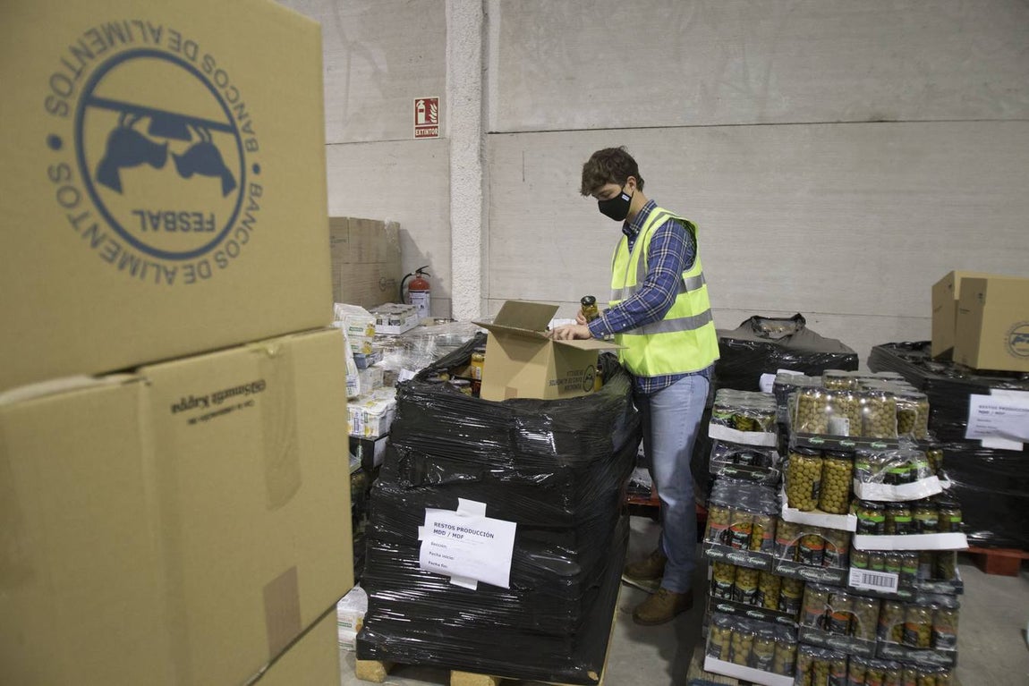 El alcalde visita la nueva nave del Banco de Alimentos en Mercasevilla