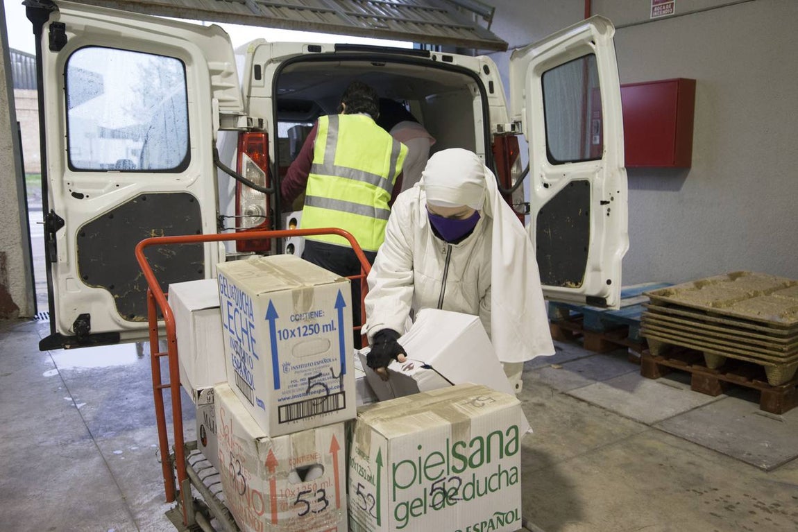 El alcalde visita la nueva nave del Banco de Alimentos en Mercasevilla