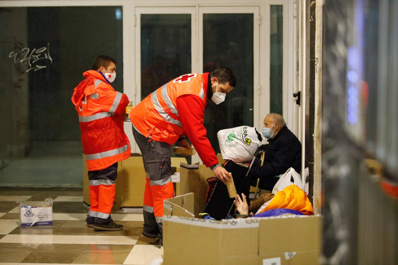 Una noche con la Cruz Roja de Córdoba: comida, mantas y charla, el cobijo de las personas sin hogar
