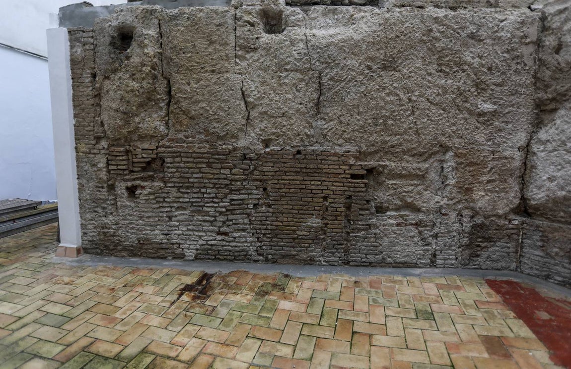 Lienzo de muralla que ha salido a la luz en la calle Castelar