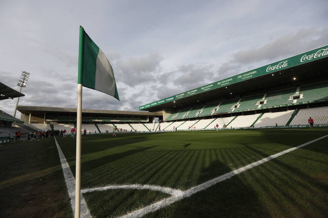 El gélido ambiente del Córdoba CF - Recreativo Granada a puerta cerrada, en imágenes