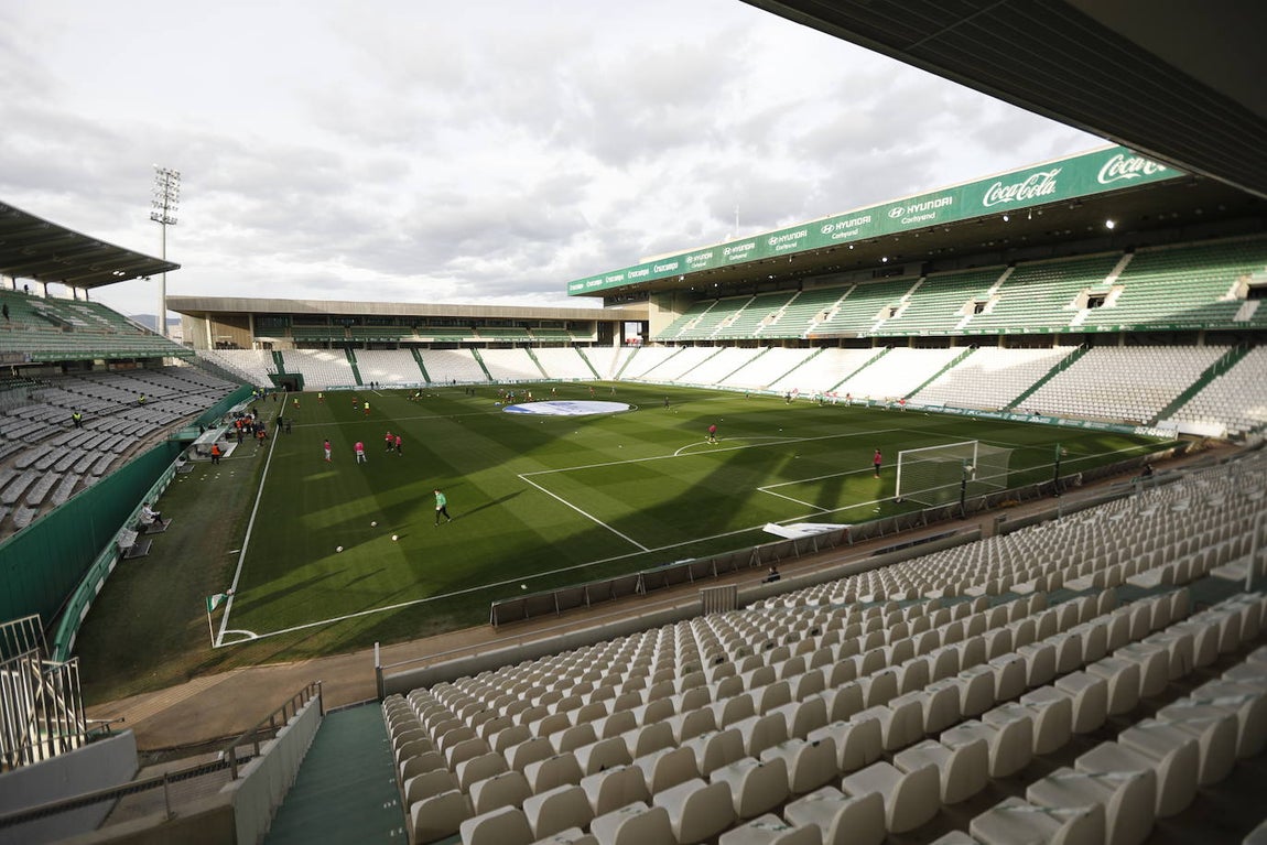 El gélido ambiente del Córdoba CF - Recreativo Granada a puerta cerrada, en imágenes