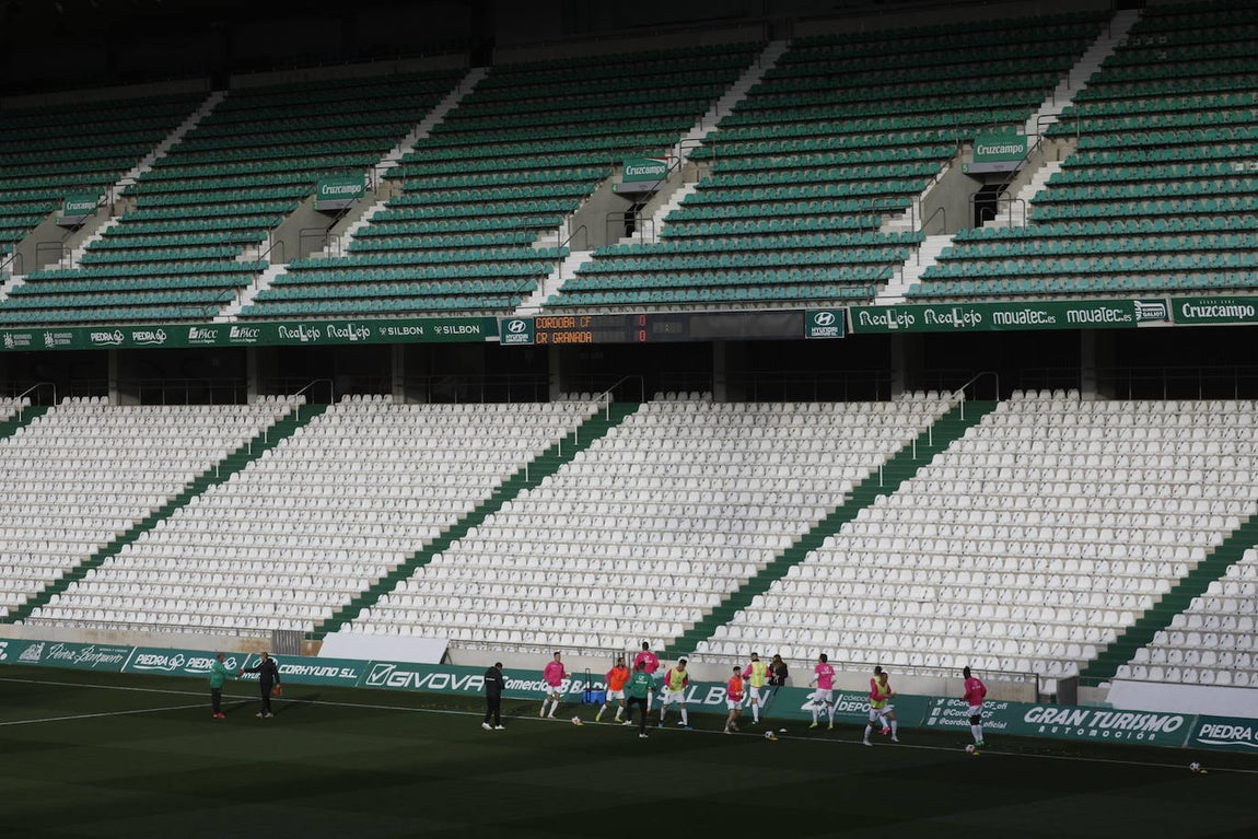 El gélido ambiente del Córdoba CF - Recreativo Granada a puerta cerrada, en imágenes