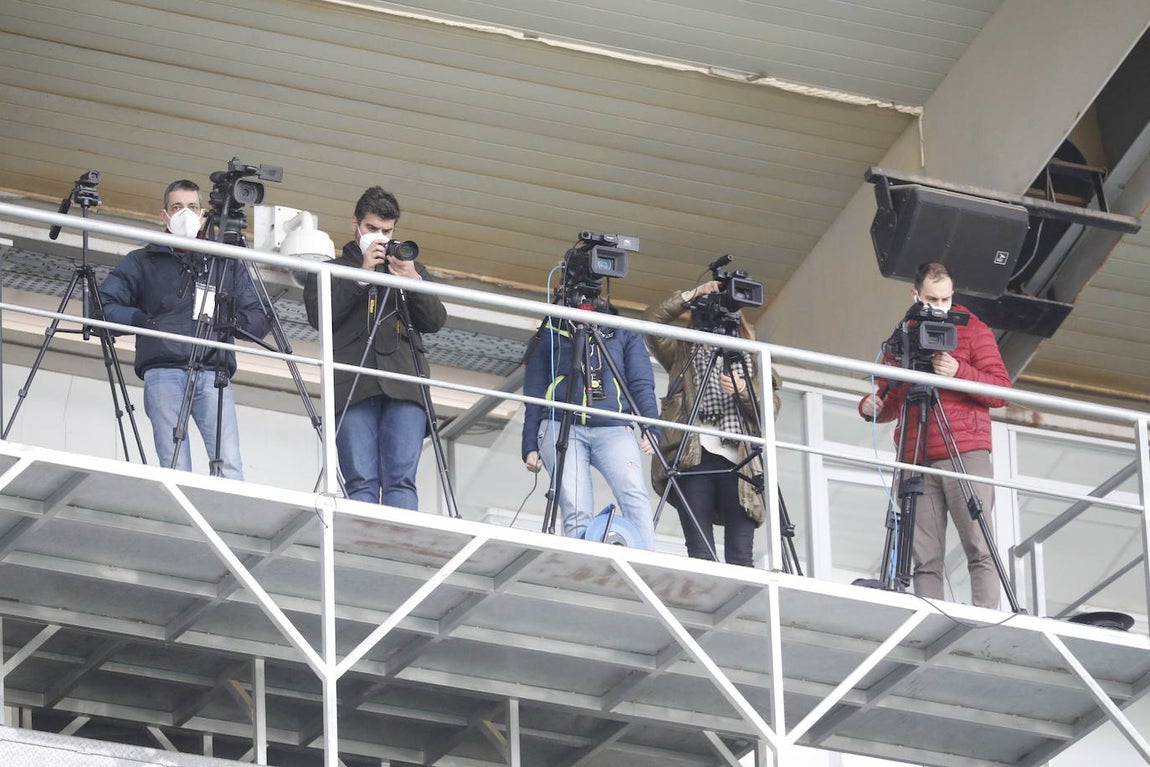 El gélido ambiente del Córdoba CF - Recreativo Granada a puerta cerrada, en imágenes