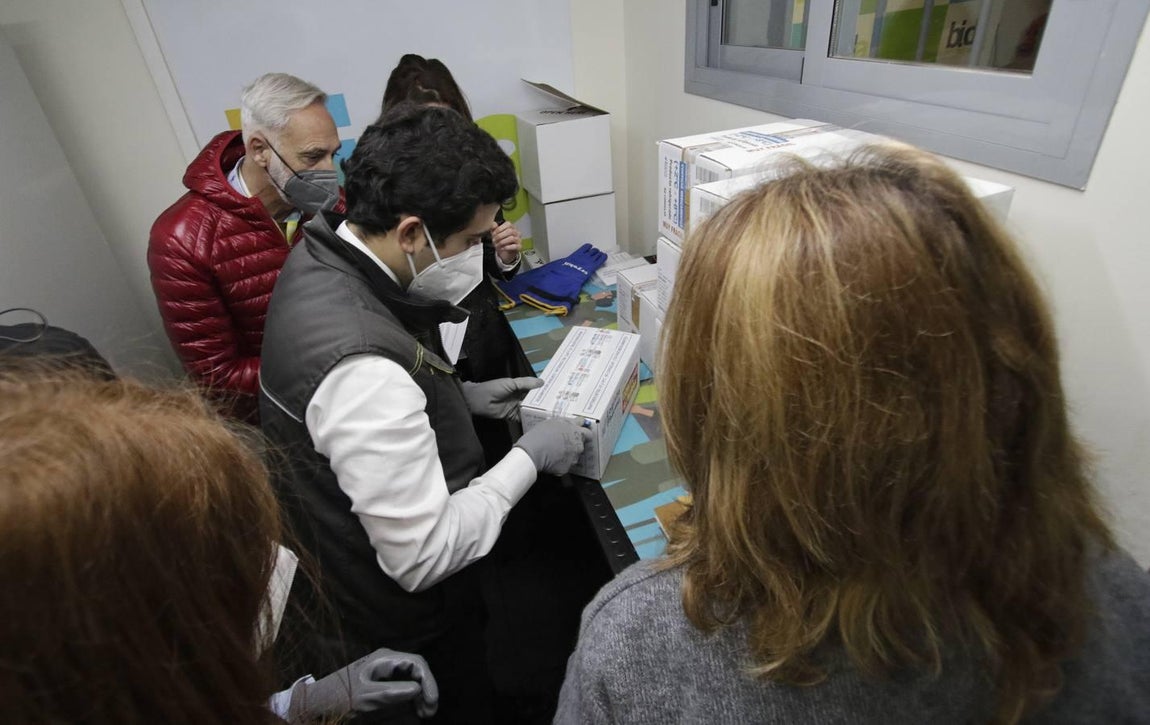 En imágenes, ya están en Sevilla las primeras vacunas de AstraZeneca