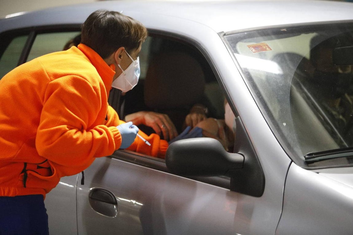 La vacunación del Covid a mayores de 80 años en Córdoba, en imágenes