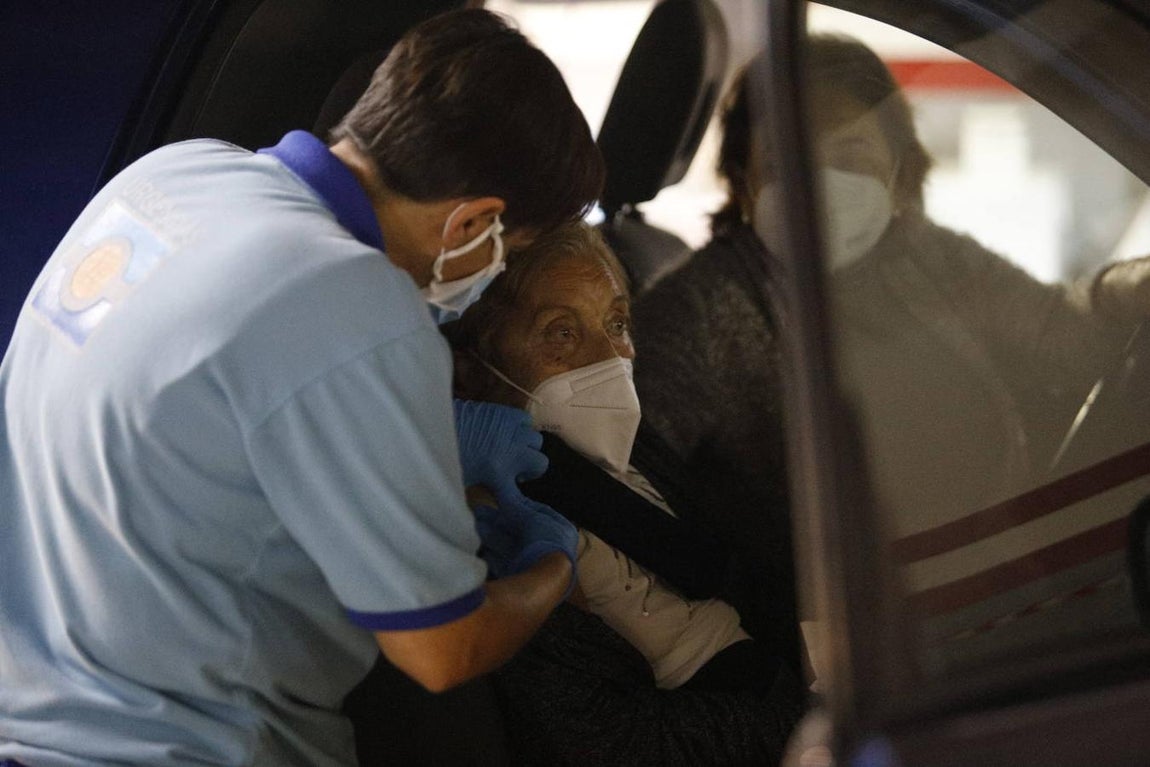 La vacunación del Covid a mayores de 80 años en Córdoba, en imágenes