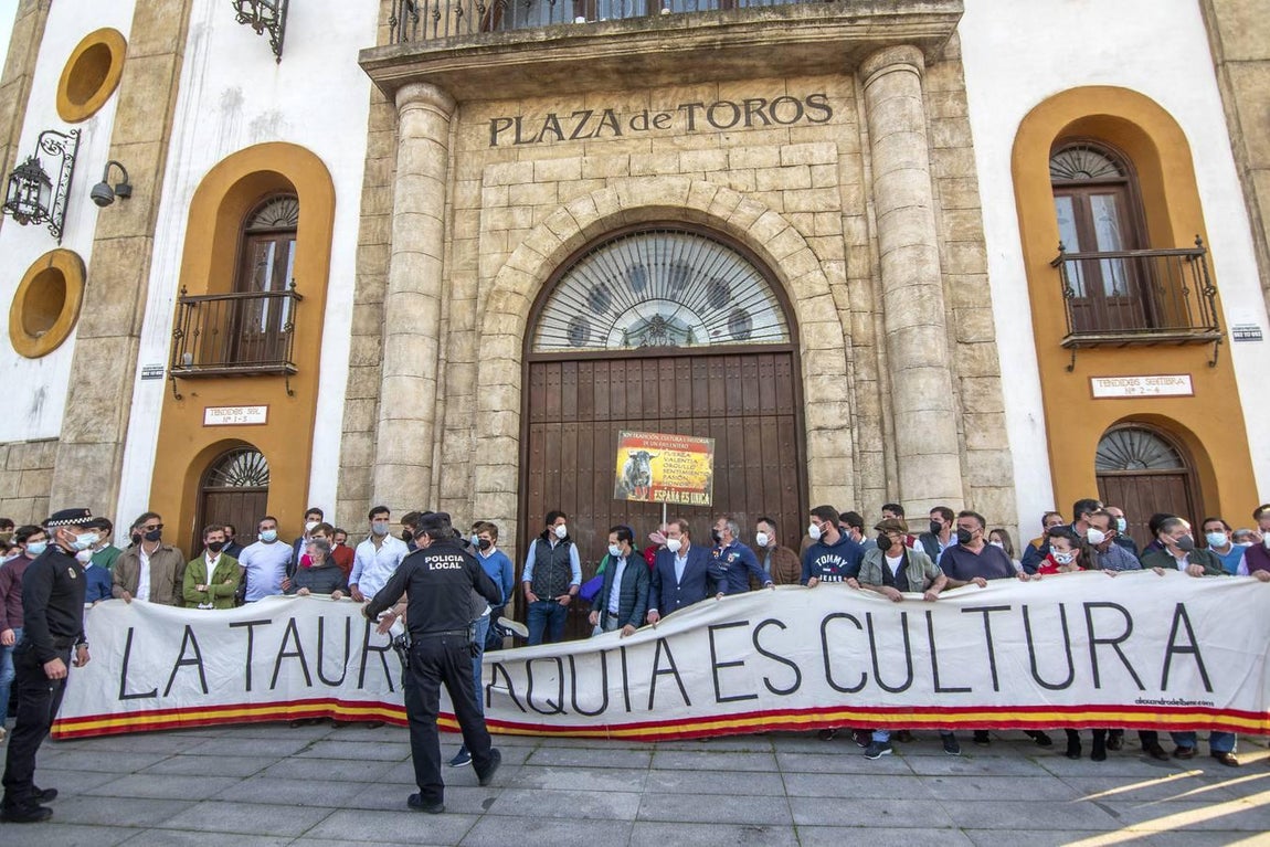 Protesta en Espartinas en defensa de la tauromaquia, en imágenes