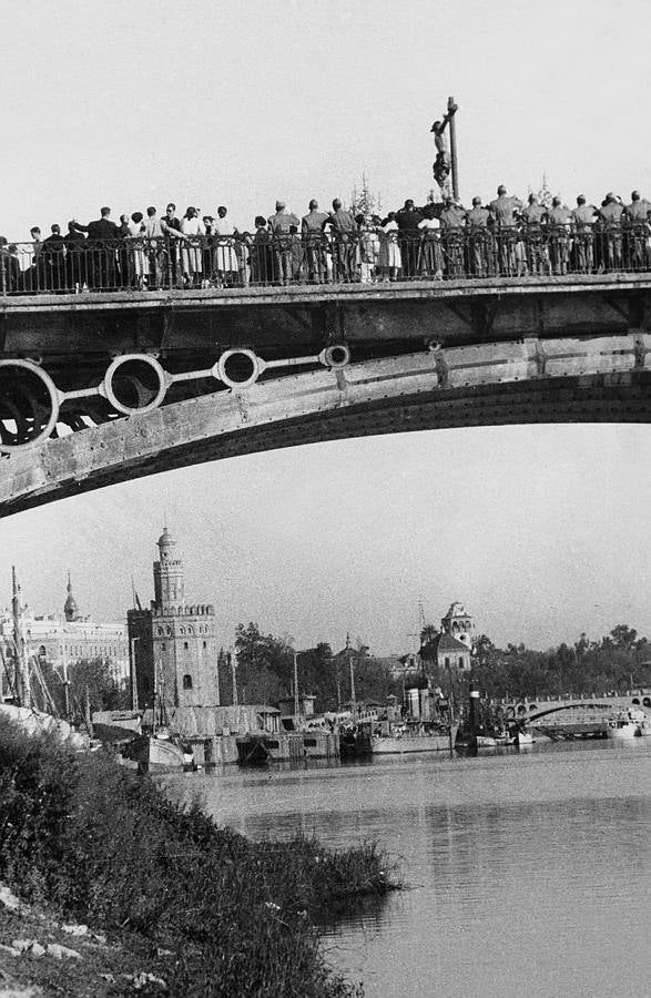 La Torre del Oro, el Viernes Santo de 1960, al tiempo en que discurría, por el Puente de Triana, la cofradía del Cachorro