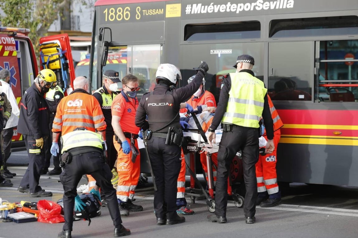 En imágenes, grave accidente de tráfico en el Paseo de las Delicias de Sevilla
