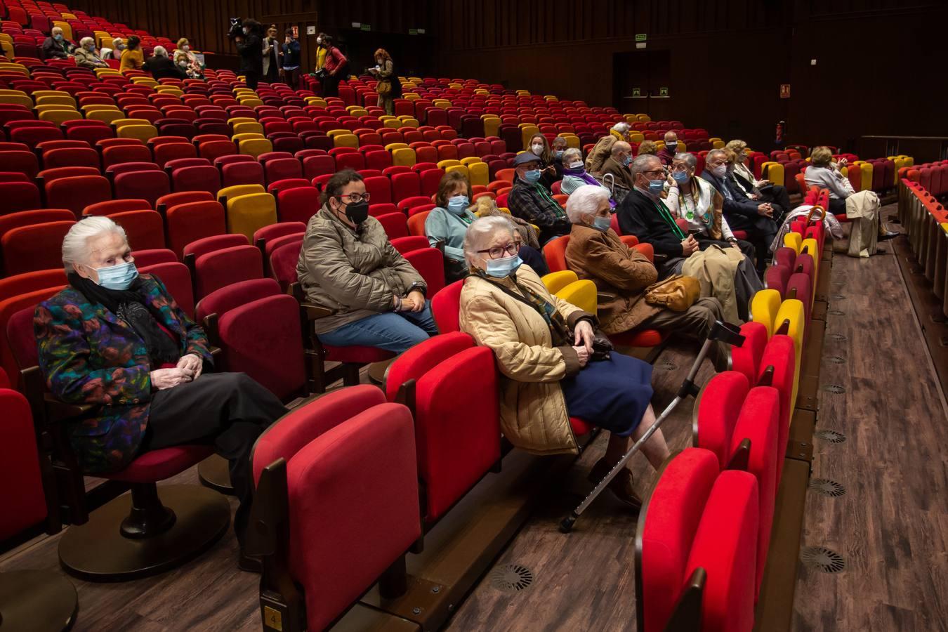 El seguro y feliz regreso de los mayores al teatro en Sevilla