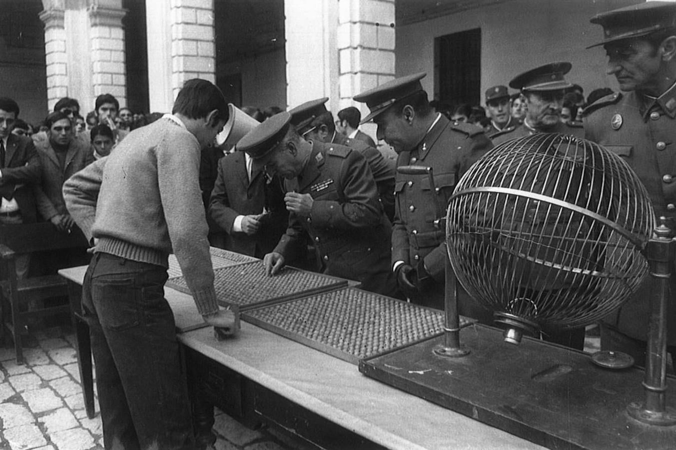 Veinte años del servicio militar obligatorio: imágenes históricas de los sorteos de quintos en Sevilla