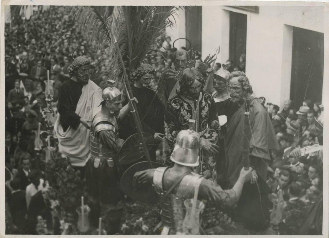 Nuestro Padre Jesús del Soberano Poder en su Prendimiento de la Hermandad de los  Panaderos en 1940