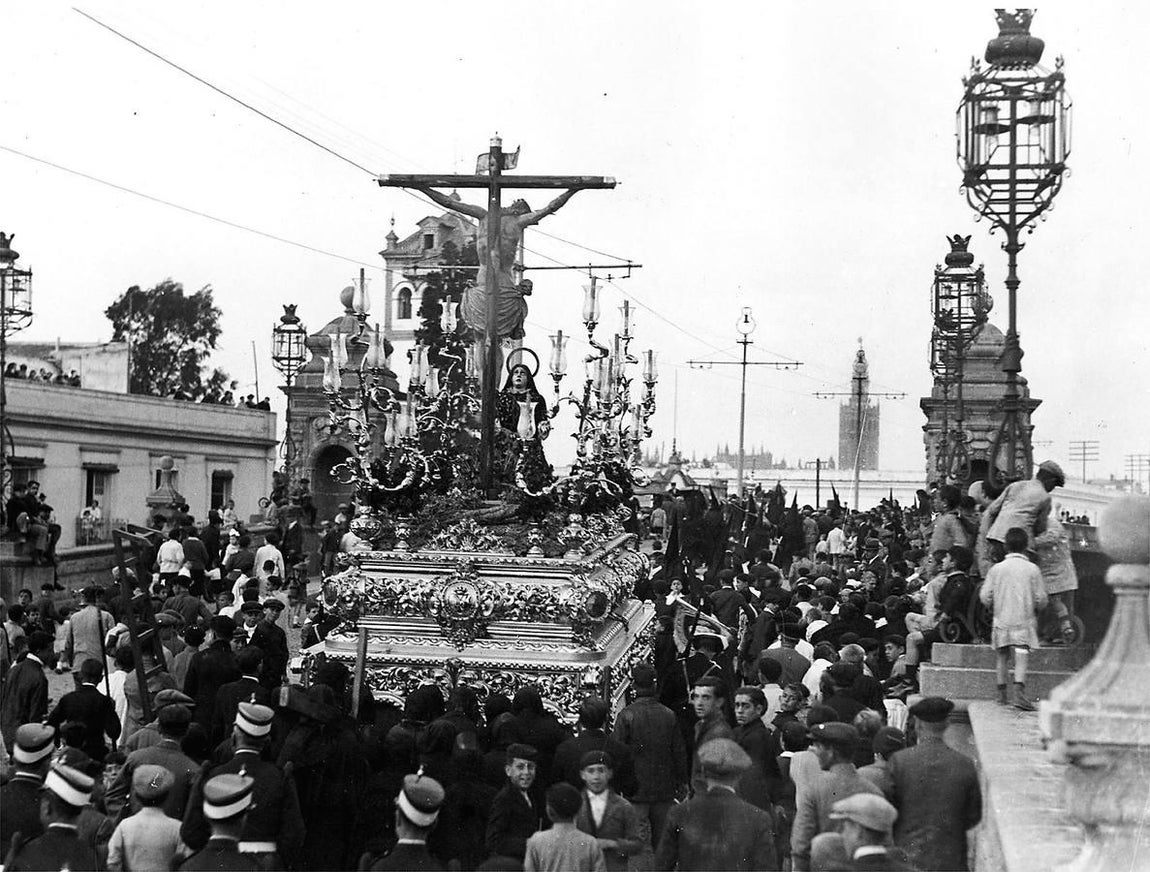 El Santísimo Cristo de la Salud sobre el puente de San Bernardo en 1929