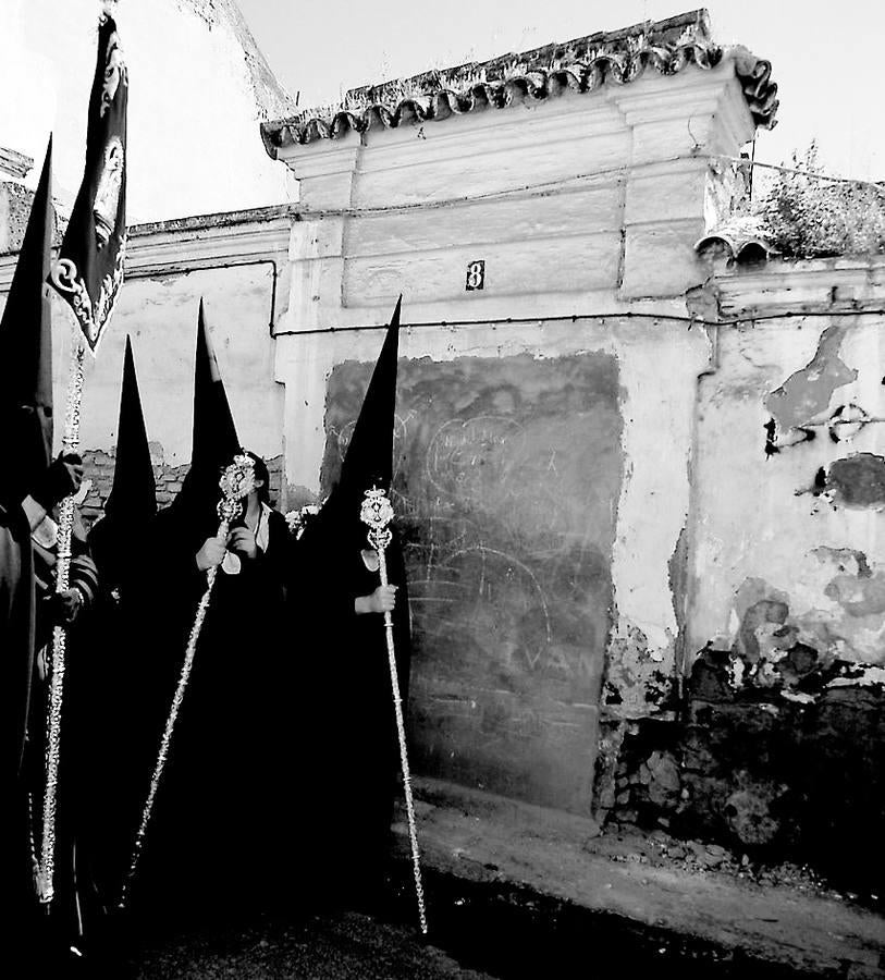 Imagen del paso de la cofradía de San Bernardo junto a la casa, ya abandonada, como se exponía en el pie de la anterior fotografía