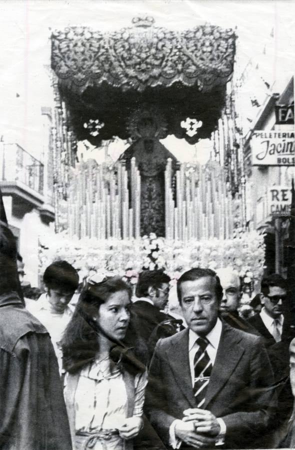 El torero Manolo Vázquez frente al palio de María Santísima del Refugio en 1978
