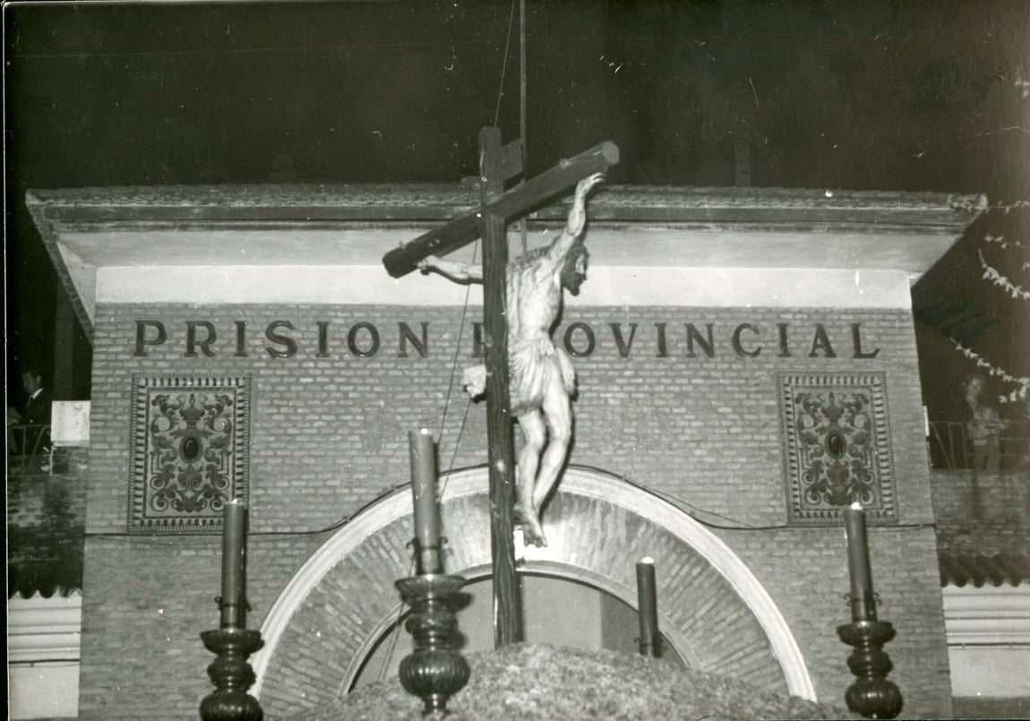 Viernes de Dolores (c. 1974) El Cristo de la Sed, hermandad pionera de los días de vísperas visita la Prisión Provincial de Sevilla ubicada entonces en las Ranillas