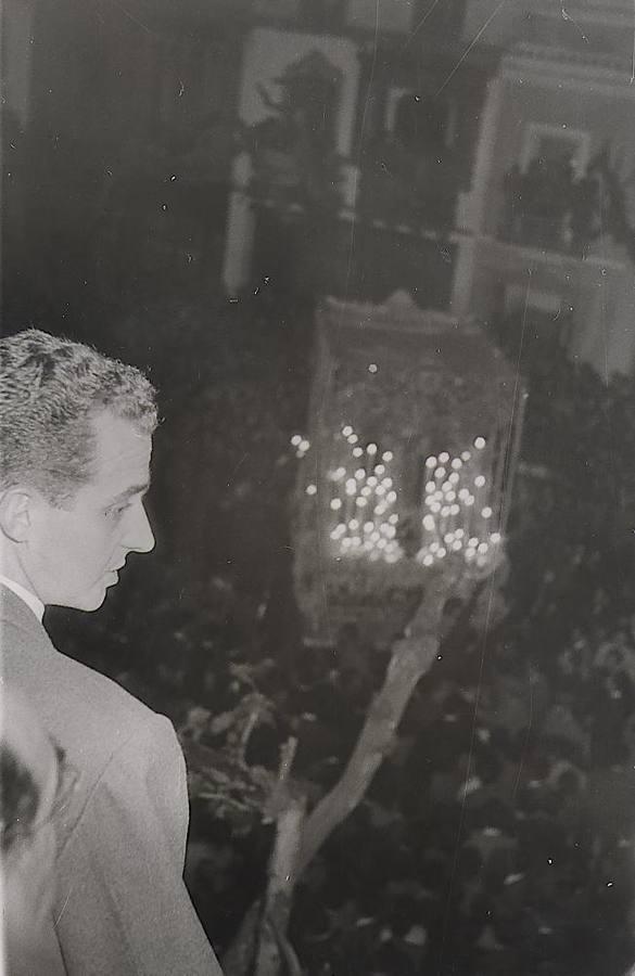El entonces príncipe Don Juan Carlos comtempla desde  un balcón la entrada de la cofradía del Baratillo en 1963