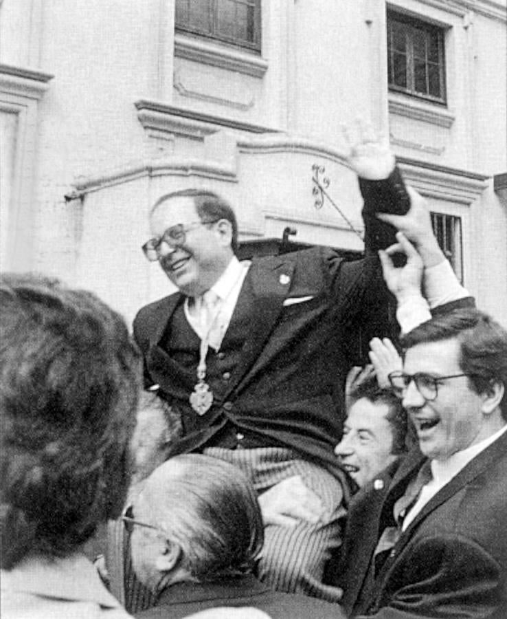 Salida a hombros del pregonero de la Semana Santa en 1991