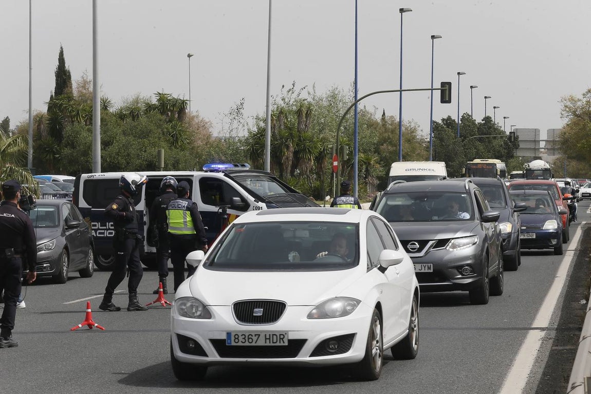 Control policial a la salida de Sevilla