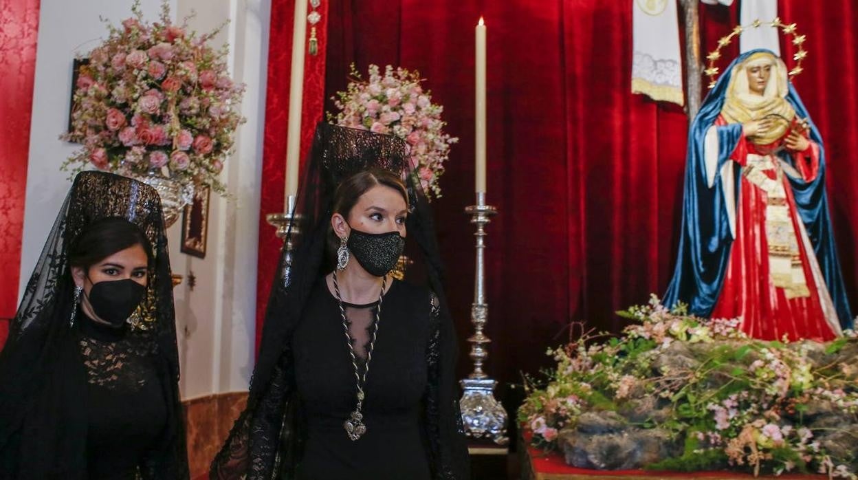 Semana Santa de Sevilla 2021: Las mantillas engalanan el Jueves Santo (I)