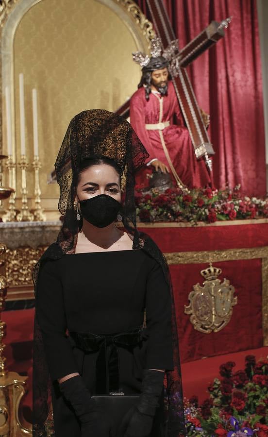 Semana Santa de Sevilla 2021: Las mantillas engalanan el Jueves Santo (I)