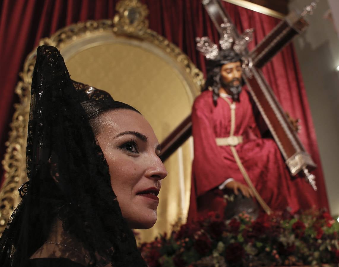 Semana Santa de Sevilla 2021: Las mantillas engalanan el Jueves Santo (I)