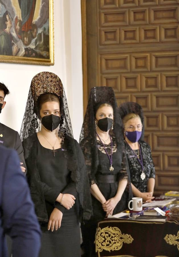 Semana Santa de Sevilla 2021: Las mantillas engalanan el Jueves Santo (I)