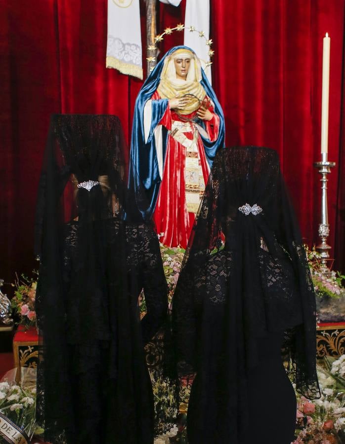 Semana Santa de Sevilla 2021: Las mantillas engalanan el Jueves Santo (I)