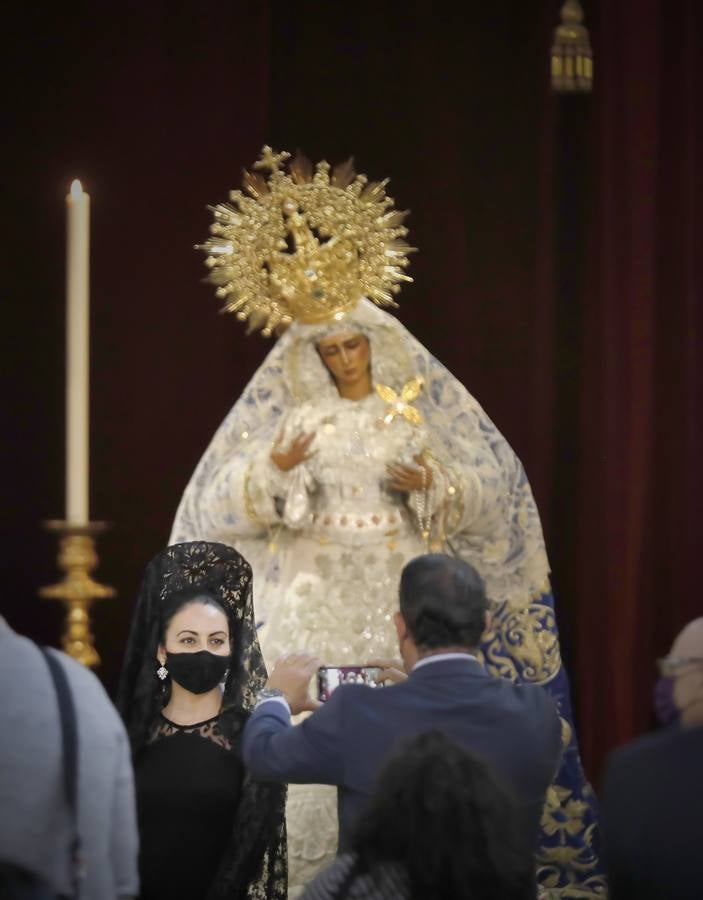 Semana Santa de Sevilla 2021: Las mantillas engalanan el Jueves Santo (I)