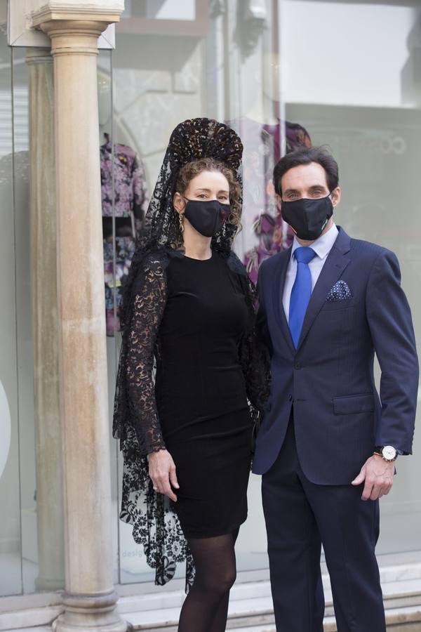 Semana Santa de Sevilla 2021: Las mantillas engalanan el Jueves Santo (I)