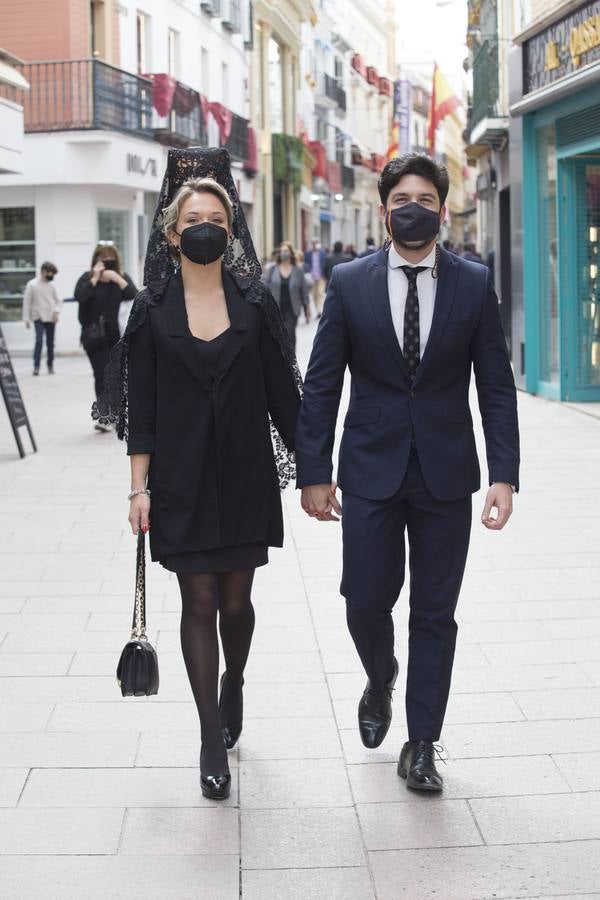 Semana Santa de Sevilla 2021: Las mantillas engalanan el Jueves Santo (I)