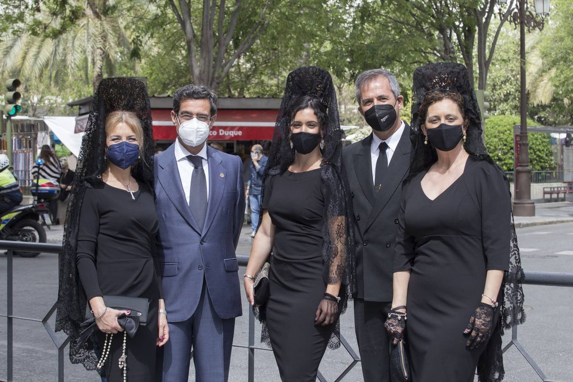 Semana Santa de Sevilla 2021: Las mantillas engalanan el Jueves Santo (I)
