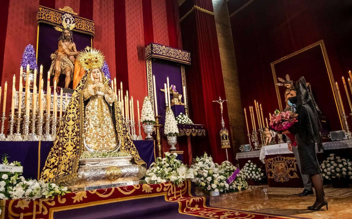 Semana Santa de Sevilla 2021: Las mantillas engalanan el Jueves Santo (I)