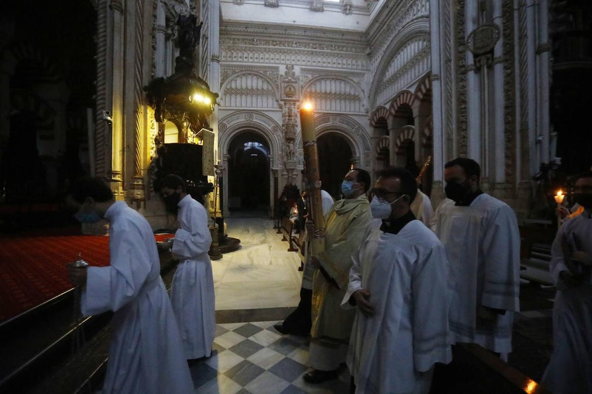 La Vigilia Pascual en la Catedral de Córdoba, en imágenes