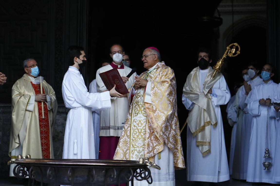 La Vigilia Pascual en la Catedral de Córdoba, en imágenes