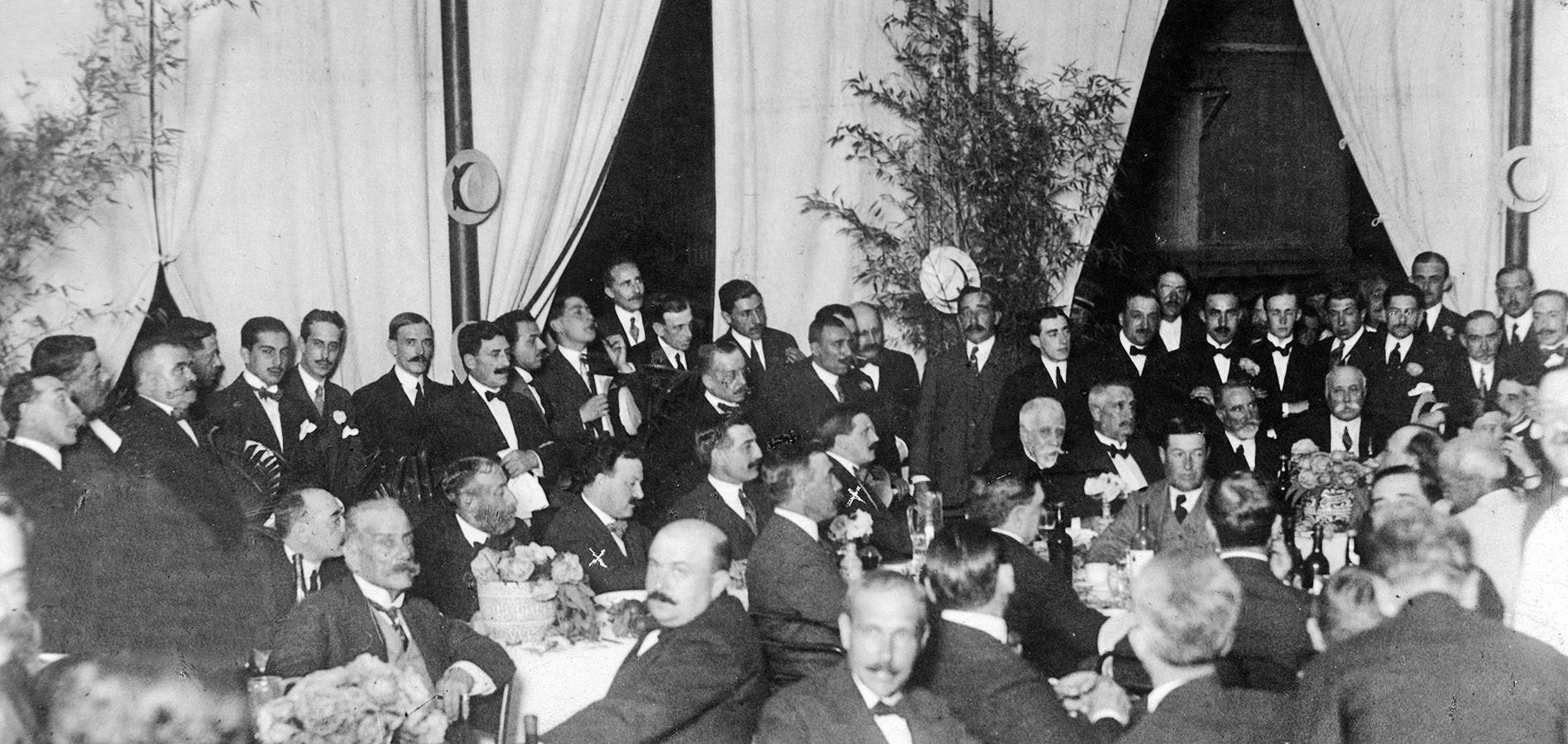 Banquete como obsequio a los hermnos Álvarez Quintero en la caseta del Círculo de Labradores durante de la Feria de Abril de Sevilla de 1915