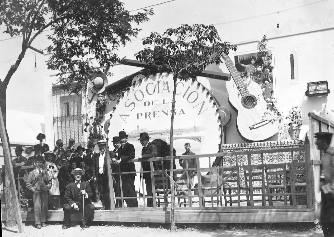 Artística caseta de la Asociación de la Prensa sevillana durante la Feria de Abril de Sevilla de 1912