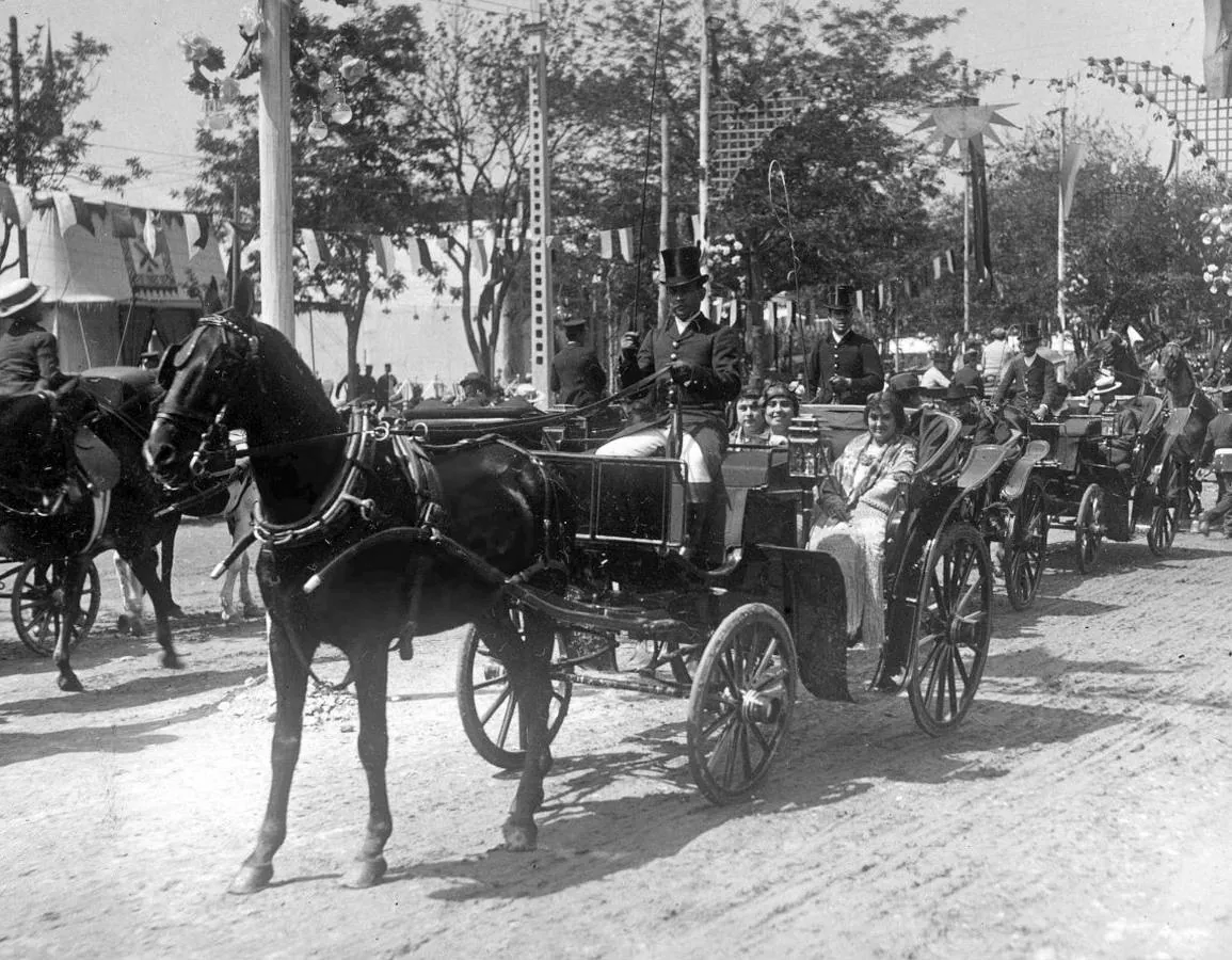 Paseo de coches de caballos en el Prado de San Sebastián el primer día de la Feria de Abril de Sevilla de 1915