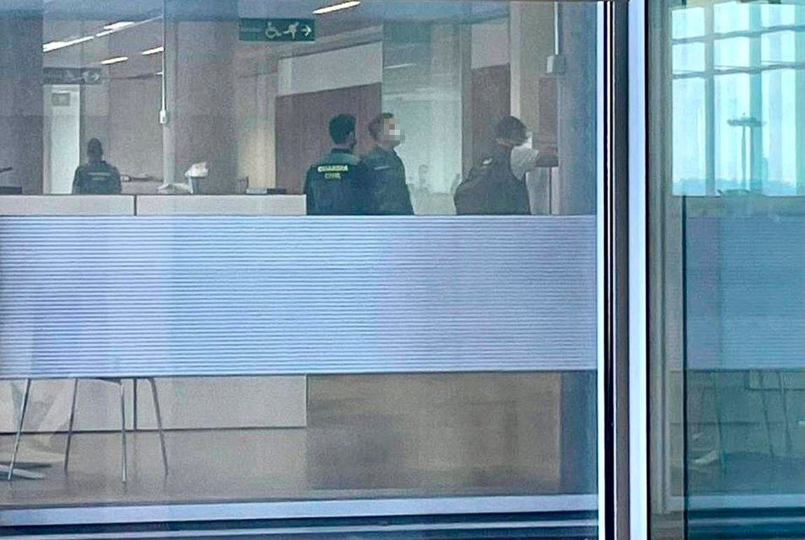 En imágenes, el registro de la Guardia Civil en la sede de Abengoa en Sevilla