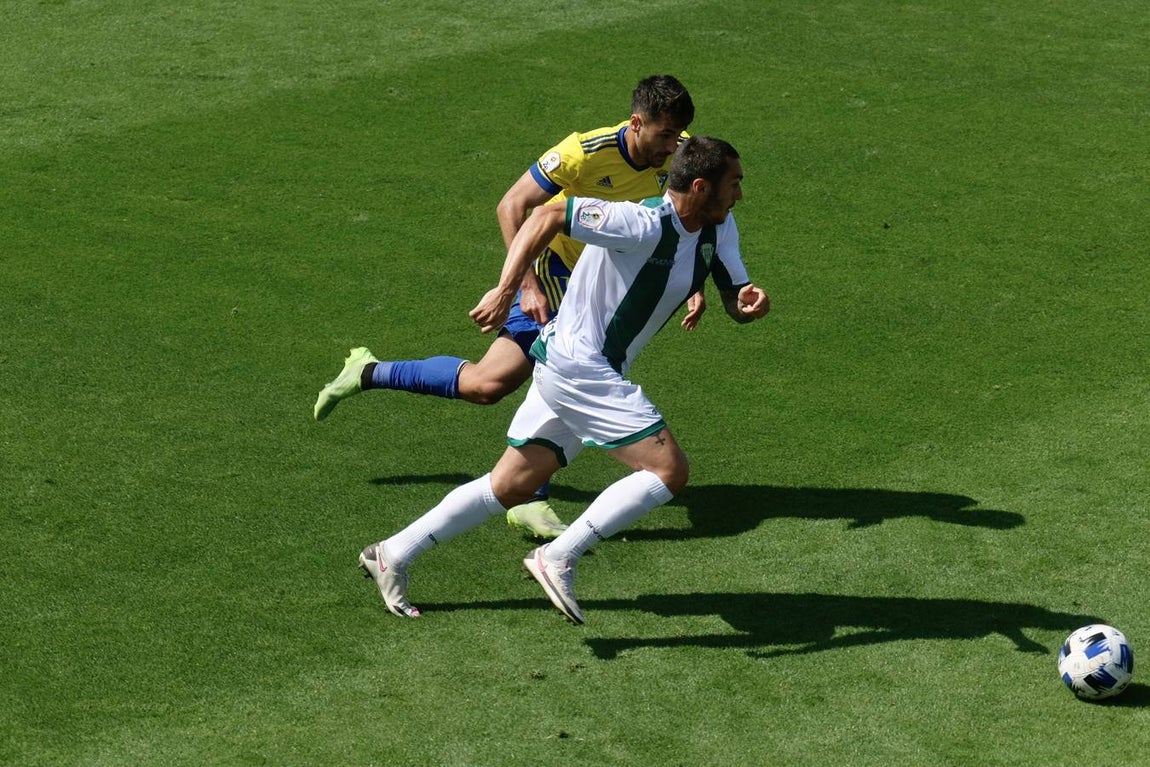 Las lágrimas de algunos jugadores del Córdoba CF tras caer ante el Cádiz B, en imágenes